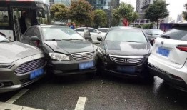 网友爆料车祸新闻报道怎么写,惊险车祸瞬间，现场惨烈引关注